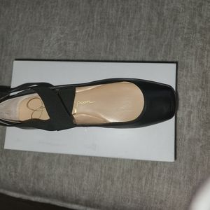 Jessica Simpson’s black ballet flat